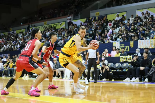 ▲特攻飛克、阿巴西，戰神洛夫頓。（圖／TPBL職籃提供）