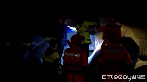 ▲▼海洋大學對面的岸邊發現一具腐屍。（圖／記者郭世賢翻攝）