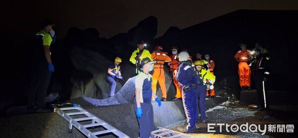 ▲▼海洋大學對面的岸邊發現一具腐屍。（圖／記者郭世賢翻攝）