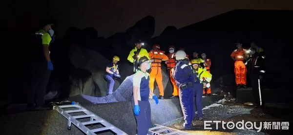 ▲▼海洋大學對面的岸邊發現一具腐屍。（圖／記者郭世賢翻攝）