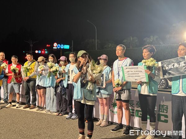 ▲▼桃園市空服員職業工會今天清晨前往長榮馬拉松活動向董總陳情。（圖／記者周湘芸攝）