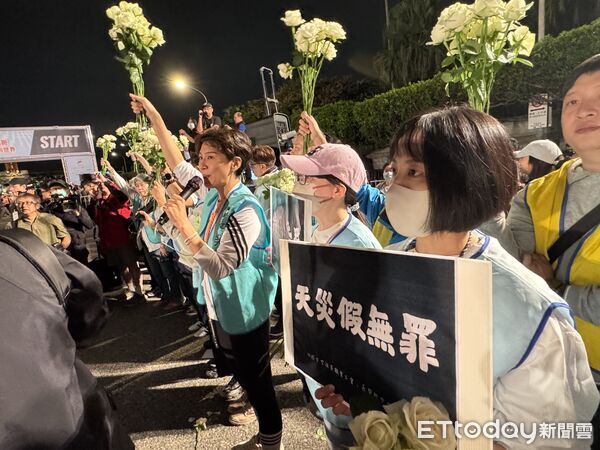 ▲▼桃園市空服員職業工會今天清晨前往長榮馬拉松活動向董總陳情。（圖／記者周湘芸攝）