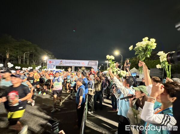 ▲▼桃園市空服員職業工會今天清晨前往長榮馬拉松活動向董總陳情。（圖／記者周湘芸攝）