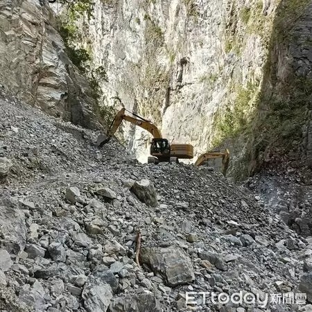 ▲▼承包廠商連日努力，已完成大部分上邊坡刷坡與壩體施工便道開闢。（圖／花蓮分署提供，下同）