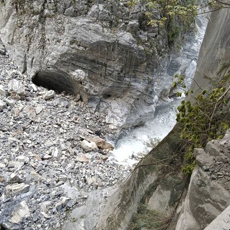 ▲▼花蓮立霧溪燕子口堰塞湖壩體降挖。（圖／林業保育署花蓮分署）
