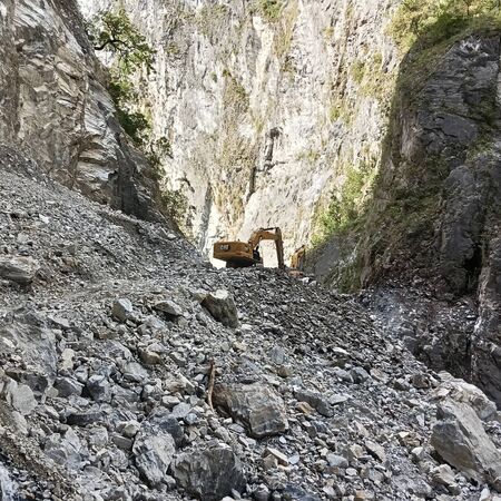 ▲▼花蓮立霧溪燕子口堰塞湖壩體降挖。（圖／林業保育署花蓮分署）