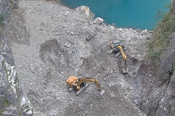 ▲▼花蓮立霧溪燕子口堰塞湖壩體降挖。（圖／林業保育署花蓮分署）