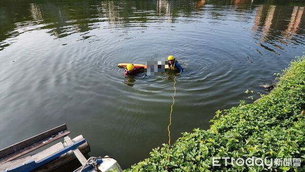 ▲▼台南男子離家失蹤，漂浮堤岸旁水邊，已經明顯死亡。（圖／記者林東良翻攝）