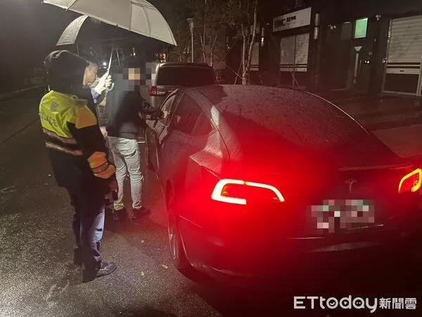 ▲▼警方逮捕竹聯幫明仁會幹部張男，警方在車內起獲犯案用西瓜刀，並查獲依拖咪酯喪屍煙彈及K菸             。（圖／記者陳以昇翻攝）