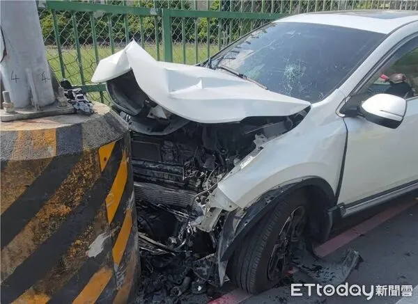 ▲駕駛疑似疲勞駕駛，偏離車道後自撞電線桿，3人受傷、1女嬰死亡。（圖／記者林東良翻攝）