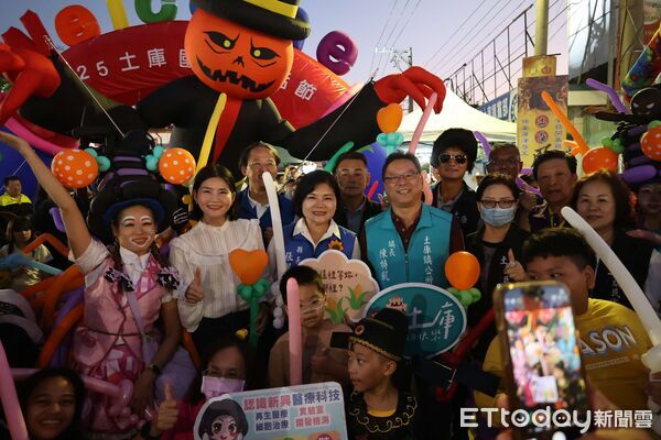 ▲夜色中的土庫庄役場燈光璀璨，成為鎮慶最美舞台。（圖／記者游瓊華翻攝）