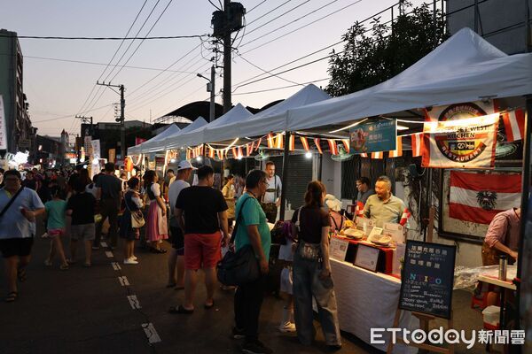 ▲夜色中的土庫庄役場燈光璀璨，成為鎮慶最美舞台。（圖／記者游瓊華翻攝）