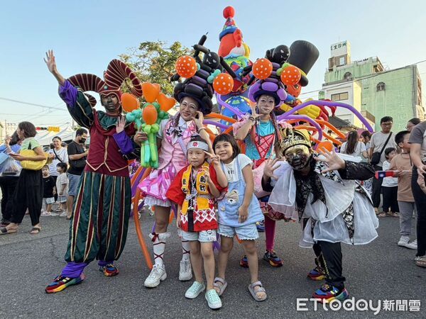 ▲夜色中的土庫庄役場燈光璀璨，成為鎮慶最美舞台。（圖／記者游瓊華翻攝）