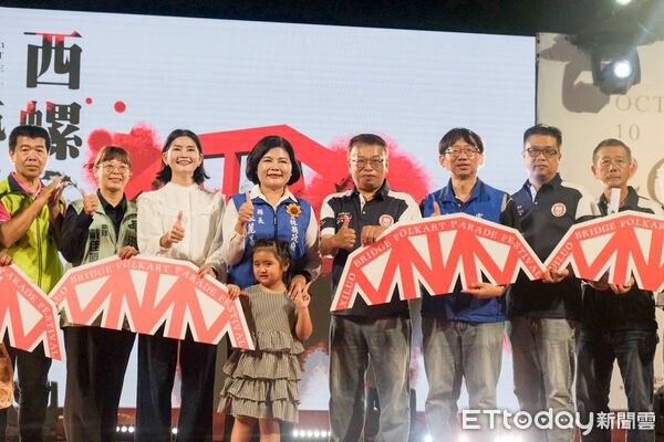 ▲雲林文化炸出國際光彩！西螺大橋藝陣祭火舞、官將、煙火連番上演。（圖／記者游瓊華翻攝）