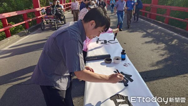 ▲雲林文化炸出國際光彩！西螺大橋藝陣祭火舞、官將、煙火連番上演。（圖／記者游瓊華翻攝）