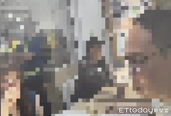 ▲▼前鎮區一家大型連鎖賣場餐廳，昨（25）日晚間一名楊姓男子的妻子在用餐區高音量播放手機影片，遭到鄰桌陳姓男子善意提醒，楊男聞訊後情緒失控，竟拿起桌上的牛排刀站起，場面一度恐慌。（圖／記者吳世龍翻攝）