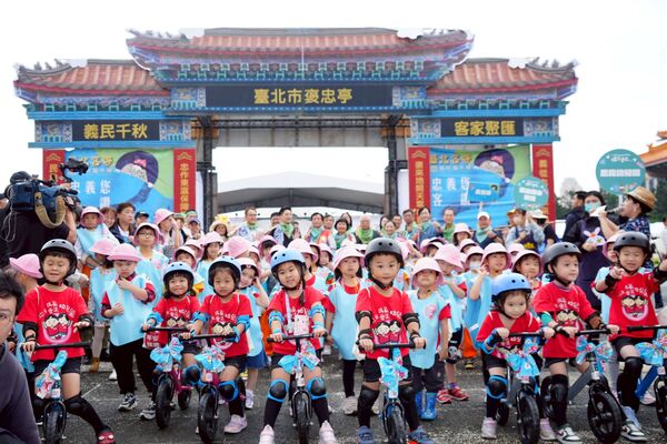 ▲台北市長蔣萬安參加2025台北客家義民嘉年華，挑擔踩街活動。（圖／台北市政府提供）