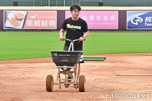 ▲▼2025中職台灣大賽G4，因桃園地區連日雨勢影響導致球場積水，賽前場務人員抓緊時間整理場地。（圖／記者李毓康攝）