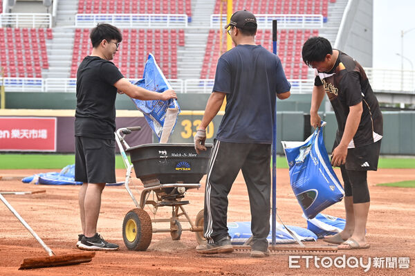 ▲▼2025中職台灣大賽G4，因桃園地區連日雨勢影響導致球場積水，賽前場務人員抓緊時間整理場地。（圖／記者李毓康攝）