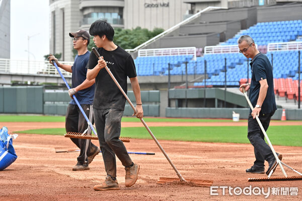 ▲▼2025中職台灣大賽G4，因桃園地區連日雨勢影響導致球場積水，賽前場務人員抓緊時間整理場地。（圖／記者李毓康攝）