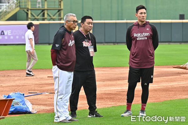 ▲賽前樂天桃猿總教練古久保健二(左)關心場地整理情形。（圖／記者李毓康攝）