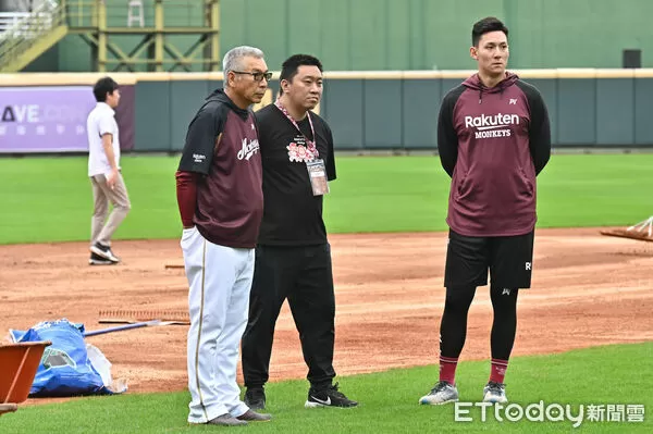 ▲賽前樂天桃猿總教練古久保健二(左)關心場地整理情形。（圖／記者李毓康攝）