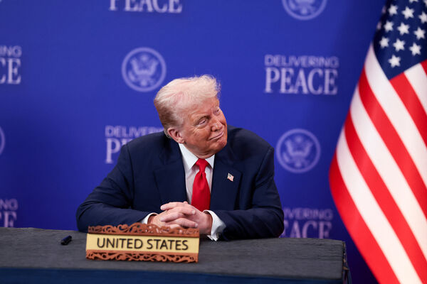 ▲▼2025年馬來西亞吉隆坡的東南亞國協（ASEAN）峰會，柬埔寨總理洪馬內、泰國總理阿努廷、美國總統川普出席泰國和柬埔寨的停火協議簽署儀式，馬來西亞總理安華表示讚賞。（圖／路透）