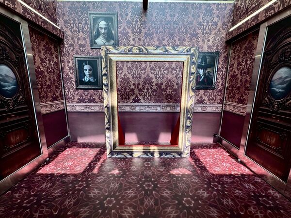 ▲台茂購物中心打造限定主題展《名鬼博物館》，南門及風儲室玻璃屋特別改造成歐式廢棄古堡。（圖／業者提供）