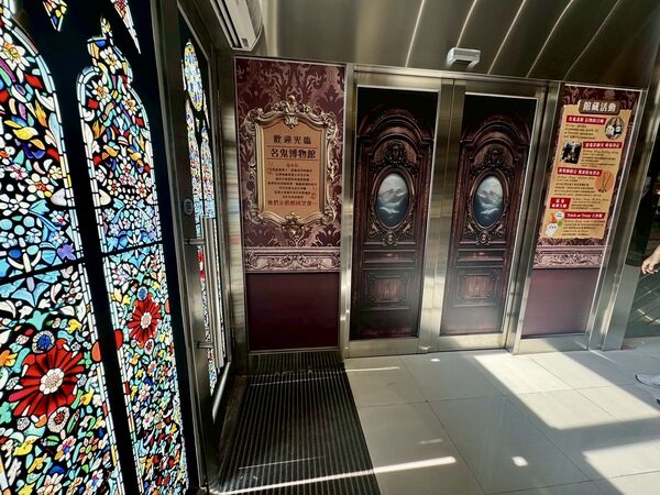 ▲台茂購物中心打造限定主題展《名鬼博物館》，南門及風儲室玻璃屋特別改造成歐式廢棄古堡。（圖／業者提供）