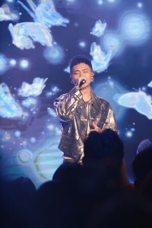 ▲▼蕭秉治嗨唱多首經典神曲。（圖／相信音樂提供）