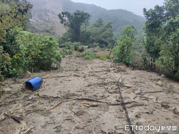 ▲▼   雙溪區赤皮倫北38線道4K至7K   連日下雨造成土石流及道路隆起案       。（圖／記者劉人豪攝）