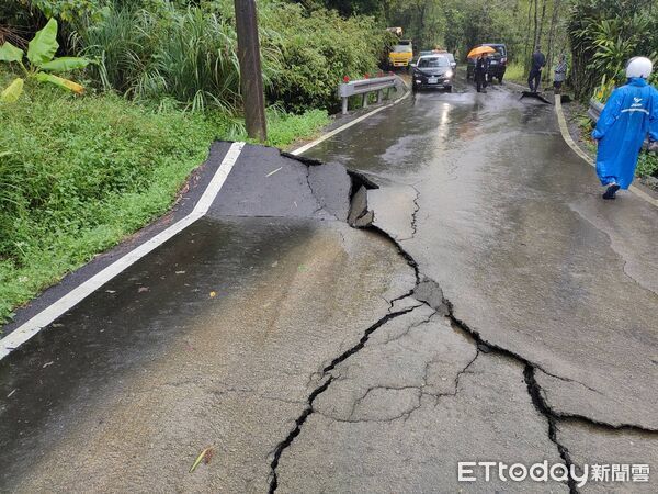 ▲▼   雙溪區赤皮倫北38線道4K至7K   連日下雨造成土石流及道路隆起案       。（圖／記者劉人豪攝）