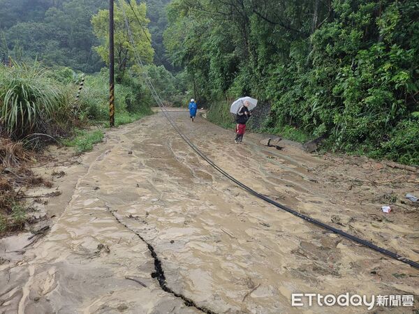 ▲▼   雙溪區赤皮倫北38線道4K至7K   連日下雨造成土石流及道路隆起案       。（圖／記者劉人豪攝）