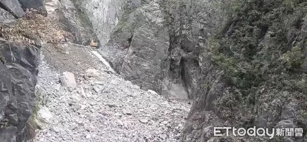 ▲▼燕子口堰塞湖今天上午進行降壩引流，目前狀況穩定。（圖／記者王兆麟翻攝，下同）