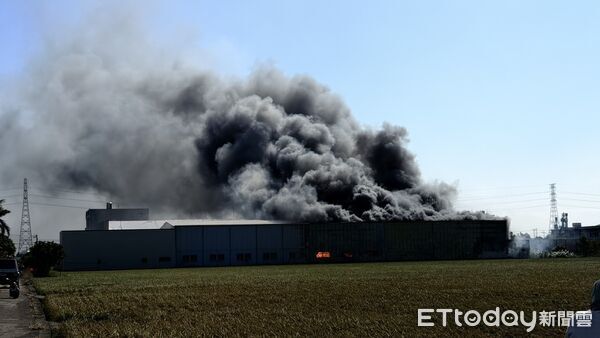 ▲▼龍井一棟鐵皮工廠全面燃燒。（圖／民眾提供，下同）
