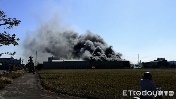 ▲▼龍井一棟鐵皮工廠全面燃燒。（圖／民眾提供，下同）