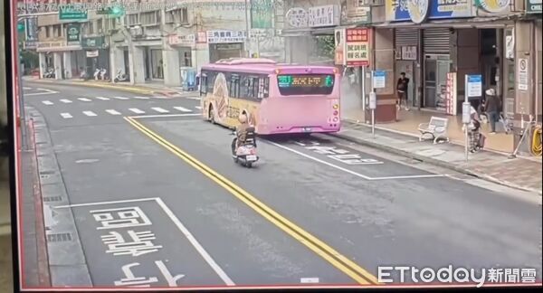 ▲文山區景興路一輛電動公車過熱冒煙、所幸司機與乘客合力撲滅火勢。（圖／記者張君豪翻攝）