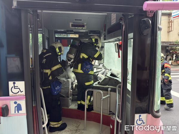 ▲文山區景興路一輛電動公車過熱冒煙、所幸司機與乘客合力撲滅火勢。（圖／記者張君豪翻攝）