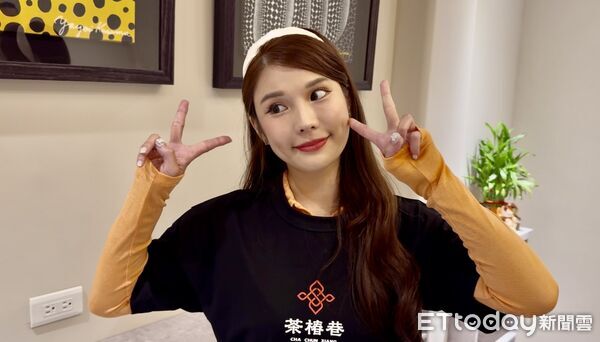▲▼樂天啦啦隊女孩琳妲擔任一日店長，所得要捐做慈善，琳妲開心與粉絲合照             。（圖／記者陳以昇攝）