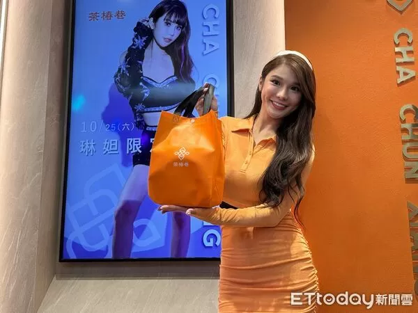 ▲▼樂天啦啦隊女孩琳妲擔任一日店長，所得要捐做慈善，琳妲開心與粉絲合照             。（圖／記者陳以昇攝）