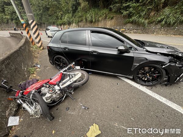 ▲汽車駕駛行經台3線時疑似跨越雙黃線，與對向機車正面碰撞。（圖／記者楊永盛翻攝）