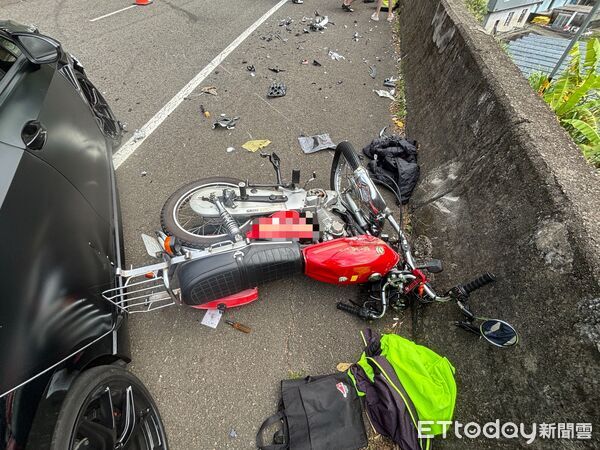 ▲汽車駕駛行經台3線時疑似跨越雙黃線，與對向機車正面碰撞。（圖／記者楊永盛翻攝）