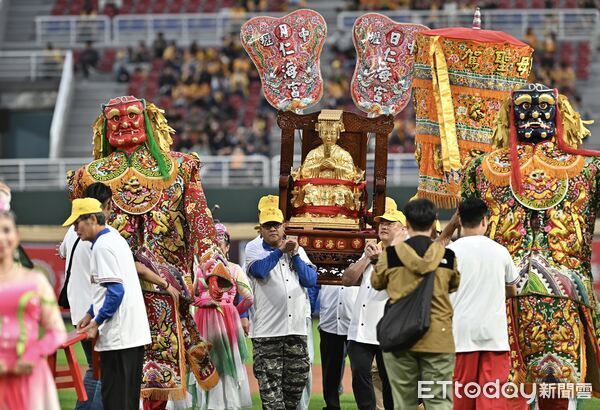 ▲2025中職台灣大賽G4，天后雙媽會  。（圖／記者李毓康攝）