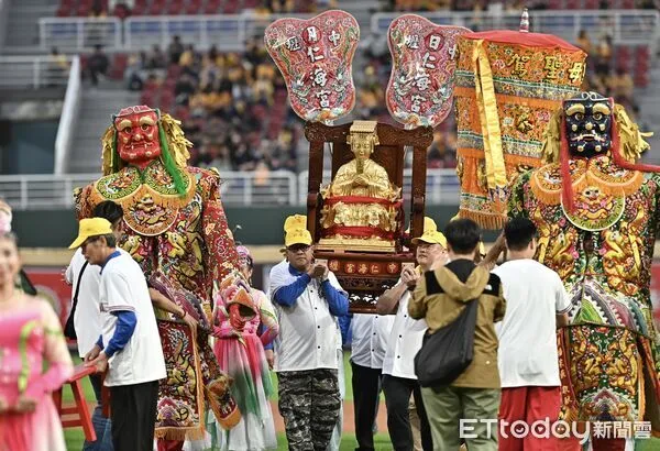 ▲2025中職台灣大賽G4，天后雙媽會  。（圖／記者李毓康攝）