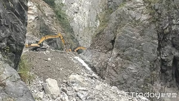 ▲▼燕子口堰塞湖壩體降挖超過兩公尺，順利開挖深槽線引流湖水。（圖／花蓮分署提供，下同）