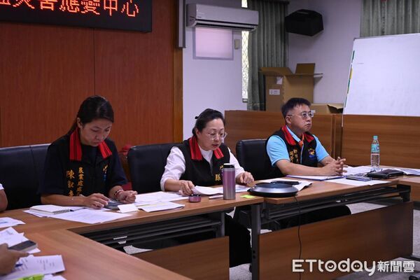 ▲▼花蓮縣長徐榛蔚出席行政院召開非洲豬瘟疫情視訊會議，與卓榮泰院長及各縣市首長共同研商防疫作為。（圖／花蓮縣政府提供，下同）