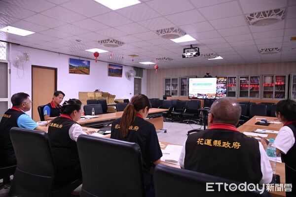 ▲▼花蓮縣長徐榛蔚出席行政院召開非洲豬瘟疫情視訊會議，與卓榮泰院長及各縣市首長共同研商防疫作為。（圖／花蓮縣政府提供，下同）