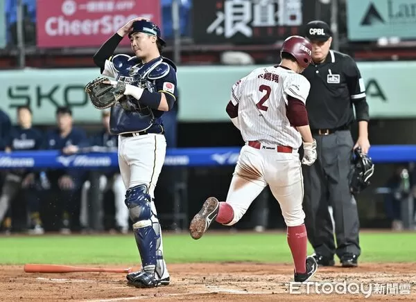 ▲▼2025中職台灣大賽G4，高宇杰傳球失誤，樂天桃猿先馳得點ˊ。（圖／記者李毓康攝）