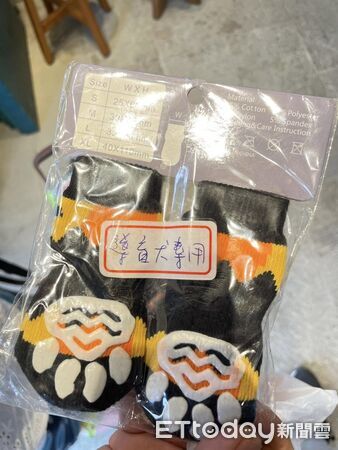 帶導盲犬小白黑黑去台灣木材故事館遭拒。（圖／飼主連惠蘭提供）