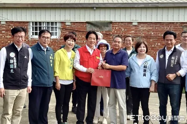 ▲總統賴清德赴新營五間厝區視察丹娜絲颱風災後修繕進度，市長黃偉哲陪同走訪受損民宅。（記者林東良翻攝，下同）